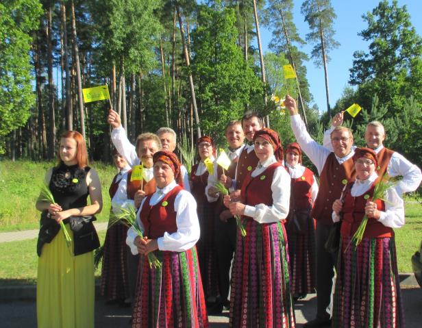 Senioru deju kolektīvs "Vārpa"